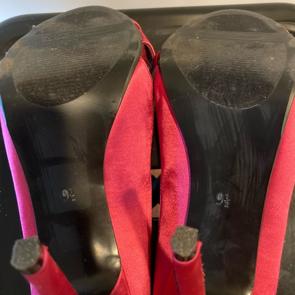 9.5M Lulu Townsend Elanor Fuchsia Pom Pom Pumps 4” - Picture 6 of 10